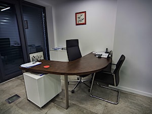 Meble do nowoczesnej firmy. - Małe z zabudowanym biurkiem białe biuro - zdjęcie od BiZ Art