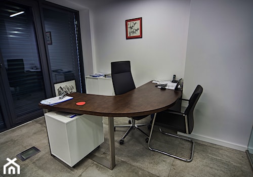 Meble do nowoczesnej firmy. - Małe z zabudowanym biurkiem białe biuro - zdjęcie od BiZ Art