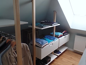 Minimalistyczna zabudowa do garderoby. - Mała otwarta garderoba przy sypialni na poddaszu z oknem, styl minimalistyczny - zdjęcie od BiZ Art