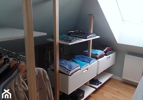 Minimalistyczna zabudowa do garderoby. - Mała otwarta garderoba przy sypialni na poddaszu z oknem, styl minimalistyczny - zdjęcie od BiZ Art