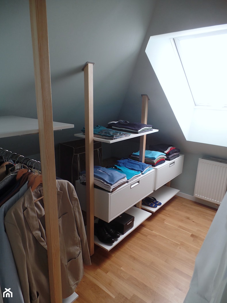 Minimalistyczna zabudowa do garderoby. - Mała otwarta garderoba przy sypialni na poddaszu z oknem, styl minimalistyczny - zdjęcie od BiZ Art - Homebook