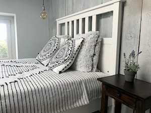 Poddasze w przedwojennej kamienicy - Mała biała szara sypialnia, styl rustykalny - zdjęcie od Kamila Szymczak 3
