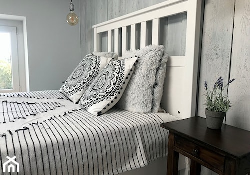 Poddasze w przedwojennej kamienicy - Mała biała szara sypialnia, styl rustykalny - zdjęcie od Kamila Szymczak 3