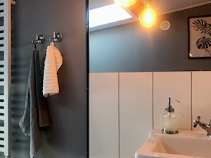 Poddasze w przedwojennej kamienicy - Z lustrem łazienka, styl rustykalny - zdjęcie od Kamila Szymczak 3
