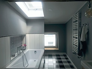 Poddasze w przedwojennej kamienicy - Średnia na poddaszu z punktowym oświetleniem łazienka z oknem, styl rustykalny - zdjęcie od Kamila Szymczak 3