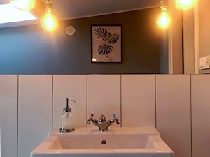 Poddasze w przedwojennej kamienicy - Średnia na poddaszu z lustrem z punktowym oświetleniem łazienka z oknem, styl rustykalny - zdjęcie od Kamila Szymczak 3