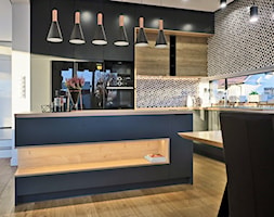 Grafit i drewno - Średnia otwarta czarna szara z zabudowaną lodówką kuchnia w kształcie litery l z w ... - zdjęcie od Studio Uljar - Homebook