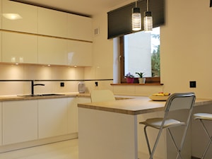 Biel, czerń i drewno - Średnia otwarta biała kuchnia w kształcie litery u, styl nowoczesny - zdjęcie od Uljar #DobrzyLudzieOdMebli