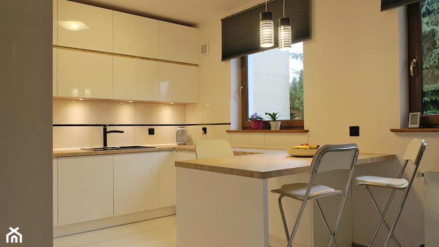 Biel, czerń i drewno - Średnia otwarta biała kuchnia w kształcie litery u, styl nowoczesny - zdjęcie od Uljar #DobrzyLudzieOdMebli