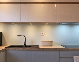 Szarość i biel - Średnia otwarta z nablatowym zlewozmywakiem kuchnia w kształcie litery l z oknem, ... - zdjęcie od Studio Uljar - Homebook