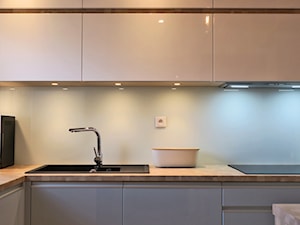 Szarość i biel - Średnia otwarta z nablatowym zlewozmywakiem kuchnia w kształcie litery l z oknem, styl nowoczesny - zdjęcie od Uljar #DobrzyLudzieOdMebli