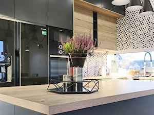 Grafit i drewno - Duża otwarta biała szara czarna kuchnia w kształcie litery l z wyspą z oknem, sty ... - zdjęcie od Studio Uljar