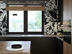 Kuchnia w domu jednorodzinnym: drewno, czerń i czarnobiały gres z wzorem marmuru. - zdjęcie od squat architekci