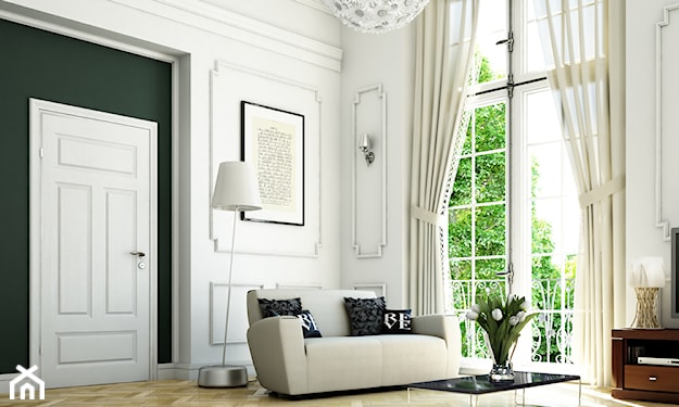 białe drzwi wewnętrzne POL-SKONE, beżowe zasłony, kremowa sofa, lampa podłogowa z białym abażurem