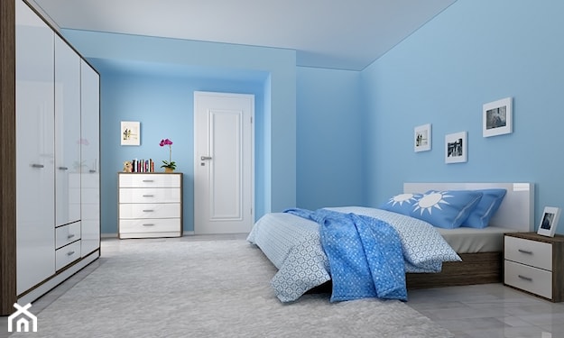białe drzwi w błękitnej sypialni