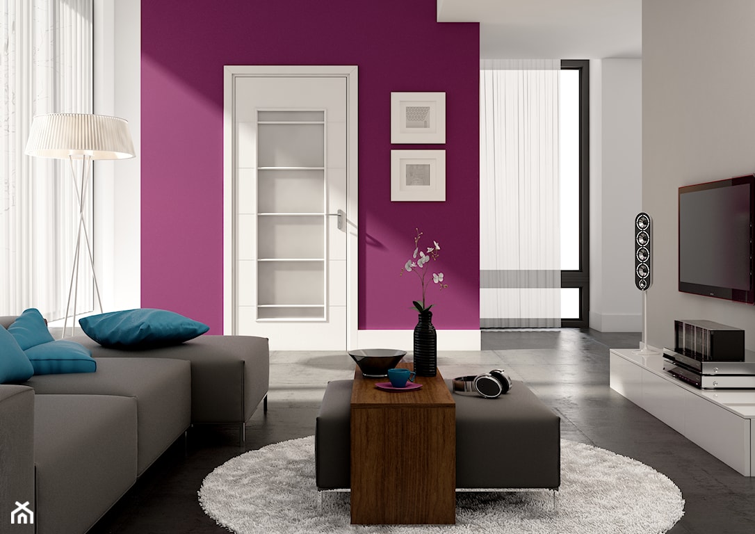 miękki dywanik w beżowym kolorze w fioletowym salonie