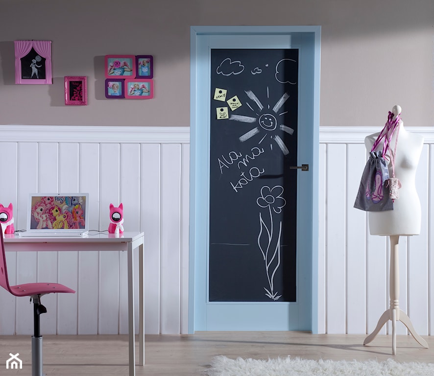 farba tablicowa na drzwiach w pokoju dziecka