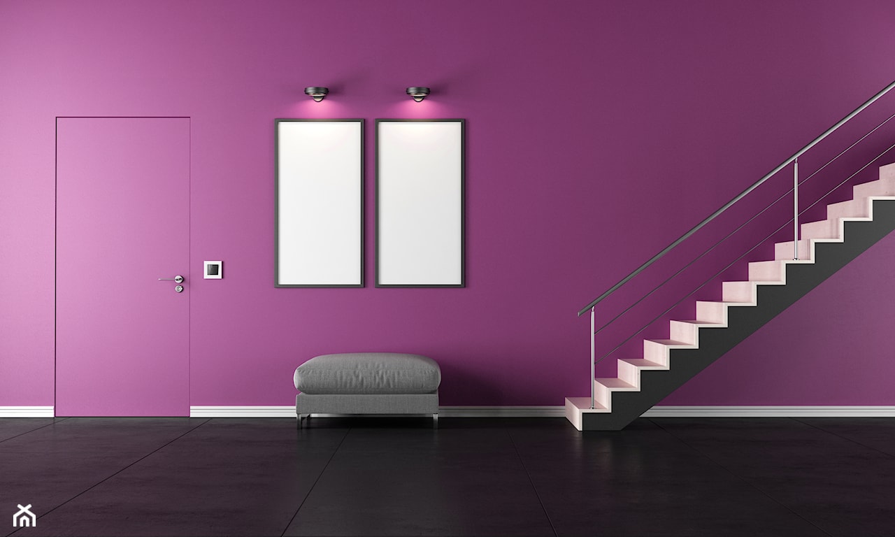 fioletowe ściany, czarna podłoga, szara pufa, schody z metalową balustradą