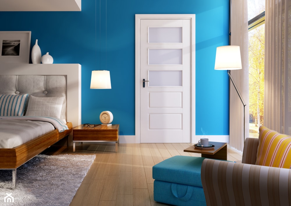 niebieskie ściany, białe drzwi wewnętrzne, niebieska pufa, drewniana podłoga