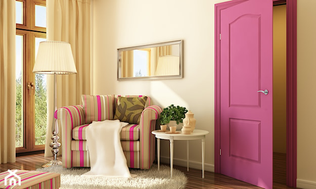 różowe drzwi, drzwi malowane,salon z różowymi drzwiami