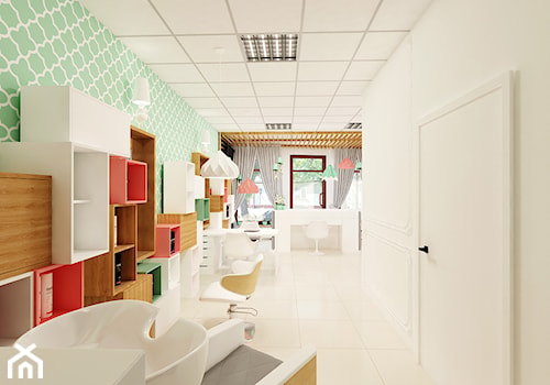 69 m² w Skierniewicach - Duże w osobnym pomieszczeniu z zabudowanym biurkiem białe zielone biuro - zdjęcie od Piec Piąty