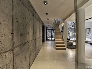 Projekt wnętrz domu w Bukownie - Średni szary hol / przedpokój, styl minimalistyczny - zdjęcie od MONO architektura wnętrz Katowice