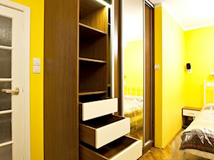 Nasze realizacje - Średnia żółta sypialnia, styl tradycyjny - zdjęcie od jm-meble