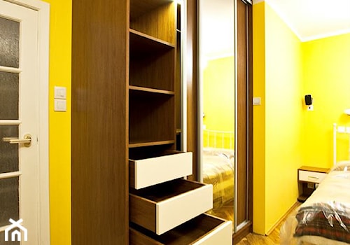 Nasze realizacje - Średnia żółta sypialnia, styl tradycyjny - zdjęcie od jm-meble