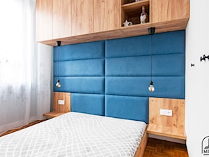 sypialnia - Mała biała niebieska sypialnia, styl nowoczesny - zdjęcie od jm-meble