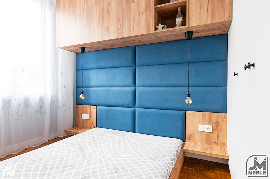 sypialnia - Mała biała niebieska sypialnia, styl nowoczesny - zdjęcie od jm-meble