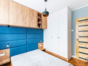 sypialnia - Średnia niebieska szara sypialnia, styl nowoczesny - zdjęcie od jm-meble