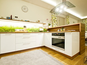 Dom Głusk - Średnia otwarta beżowa z zabudowaną lodówką z lodówką wolnostojącą kuchnia w kształcie litery u z oknem - zdjęcie od jm-meble