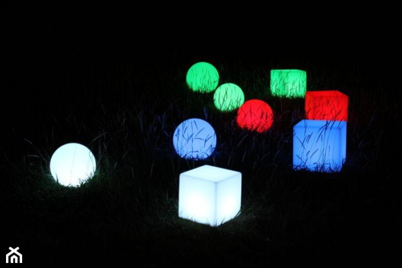 Lampy Ogrodowe LED ładowane indykcyjnie - zdjęcie od 1001mebli.pl - Homebook