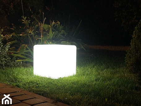 Aranżacje wnętrz - Ogród: Lampa Ogrodowa LED CUBE - 1001mebli.pl. Przeglądaj, dodawaj i zapisuj najlepsze zdjęcia, pomysły i inspiracje designerskie. W bazie mamy już prawie milion fotografii!