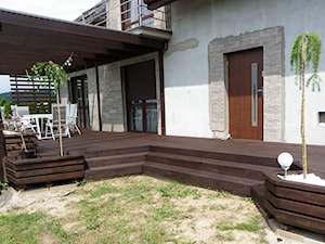 Zabudowa tarasu - Średni z meblami ogrodowymi taras z tyłu domu - zdjęcie od Bryniak Woodworking