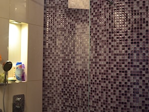 Falująca ściana z mozaiki szklanej w kolorze Lila. - zdjęcie od Marbud