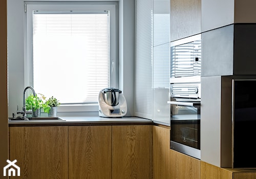 PROJEKT MIESZKANIA J.ANA - Mała otwarta biała z podblatowym zlewozmywakiem kuchnia w kształcie litery l, styl nowoczesny - zdjęcie od grupamodu