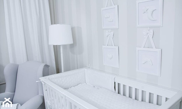 biała lampa podłogowa z abażurem, białe łóżeczko dziecięce, białe zasłony, białe dekoracje na ścianie