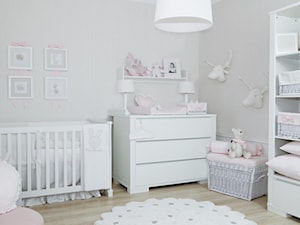 Łóżko, które rośnie z Twoim dzieckiem - Mały szary pokój dziecka dla niemowlaka dla dziewczynki - zdjęcie od Caramella