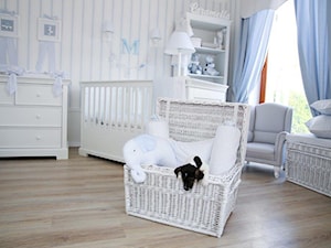 Średni biały niebieski pokój dziecka dla niemowlaka dla chłopca, styl tradycyjny - zdjęcie od Caramella