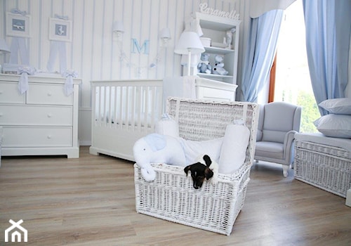 Średni biały niebieski pokój dziecka dla niemowlaka dla chłopca, styl tradycyjny - zdjęcie od Caramella