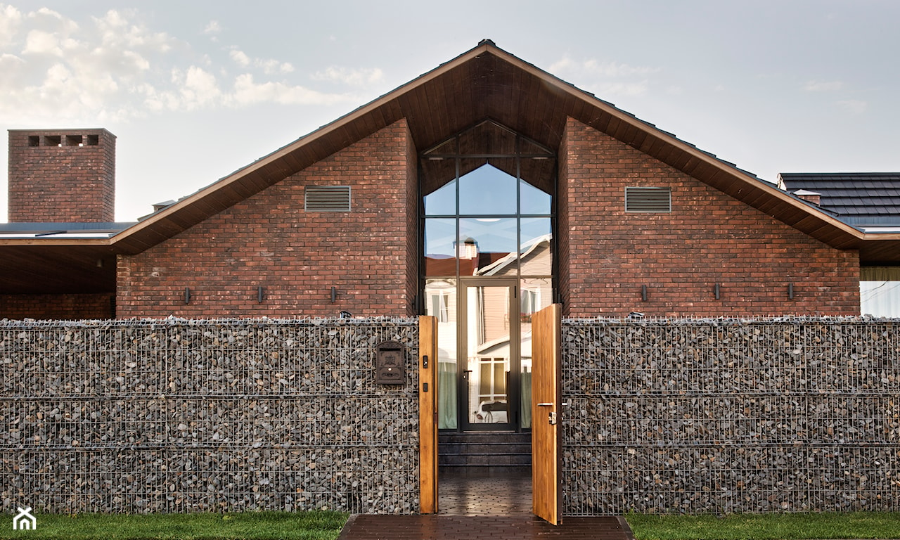 nowoczesny dom z cegły naturalnej z witryną, kamienny płot