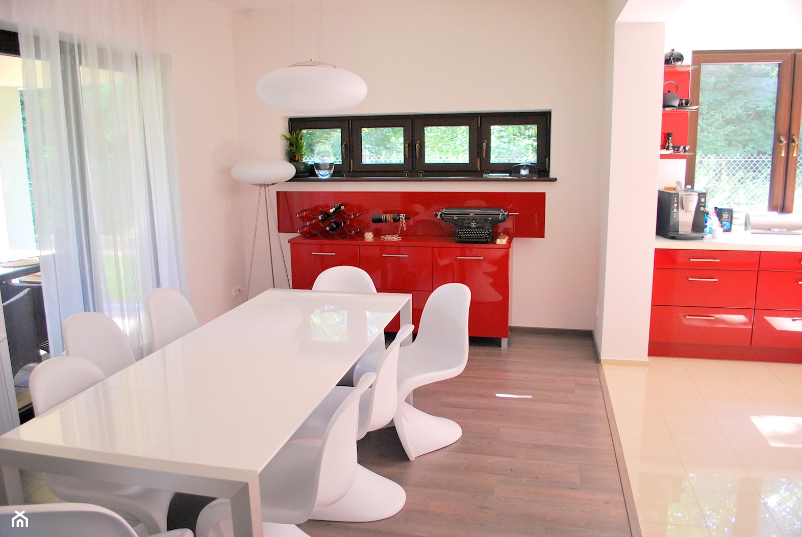 Dom Choszczówka - Średnia biała jadalnia w kuchni, styl nowoczesny - zdjęcie od Dariusz Jemielniak - Homebook