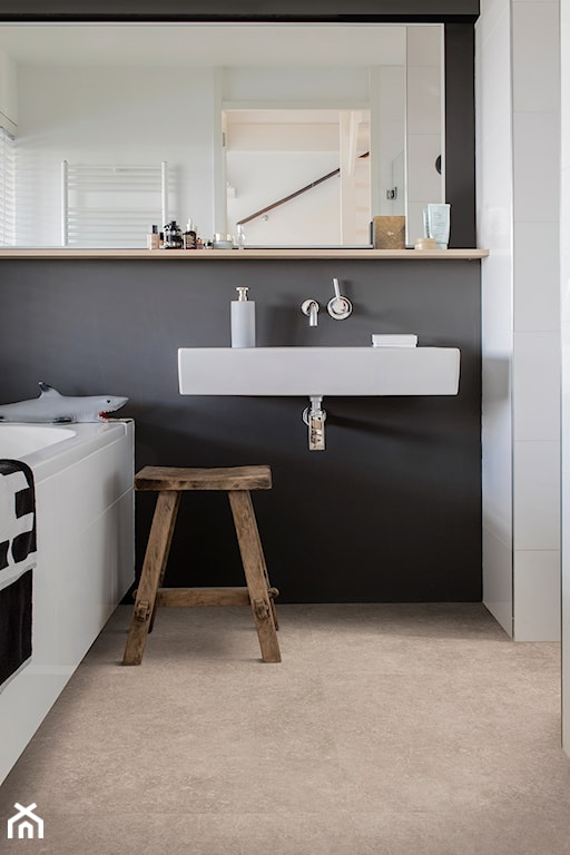 łazienka w stylu minimalistycznym, drewniany stołek do łazienki, szara ściana w łazience, panele winylowe w łazience, panele LVT