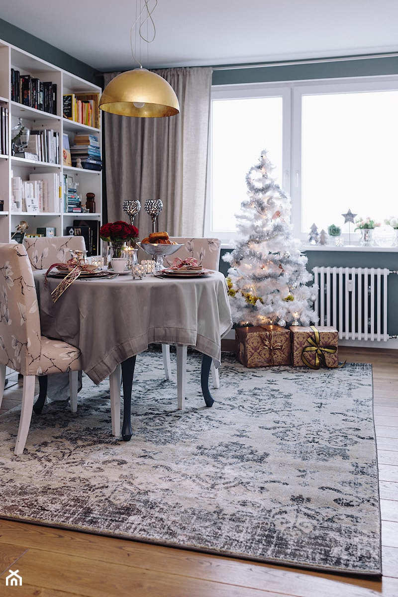 Dywany (nie tylko) na Święta - Mały szary salon z jadalnią, styl nowoczesny - zdjęcie od KOMFORT
