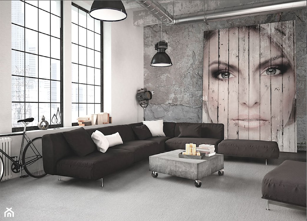 betonowa ściana w salonie, salon w stylu industrialnym, czarny narożnik z podnóżkiem