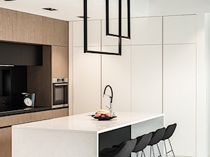 Projekt domu jednorodzinnego - Średnia otwarta z salonem biała z zabudowaną lodówką z podblatowym zlewozmywakiem kuchnia w kształcie litery l z wyspą lub półwyspem, styl nowoczesny - zdjęcie od Offa Studio