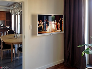 TV - Mały średni biały salon - zdjęcie od Loewe