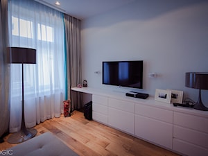 TV - Mały średni biały salon - zdjęcie od Loewe