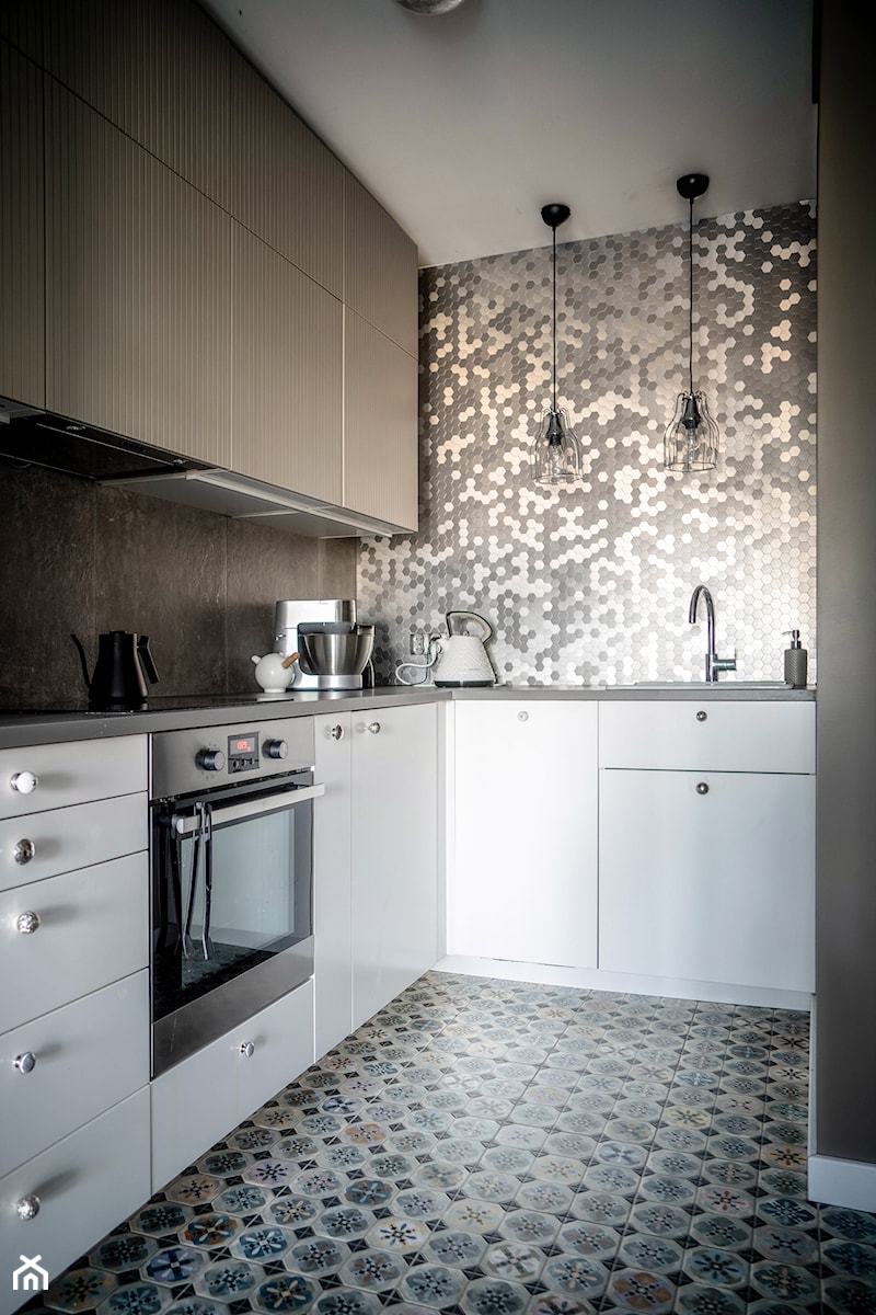 Niewielka przestrzeń z charakterem - Mała zamknięta z kamiennym blatem czarna szara z zabudowaną lodówką z nablatowym zlewozmywakiem kuchnia w kształcie litery l, styl nowoczesny - zdjęcie od Formea Studio